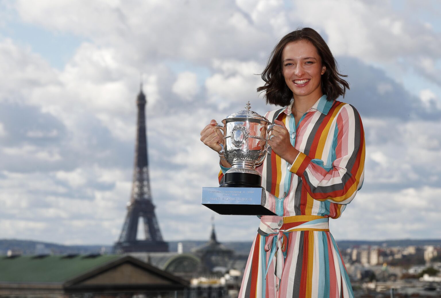 Swiatek surges past Bencic into first Wimbledon final Swiatek surges past Bencic into first Wimbledon final